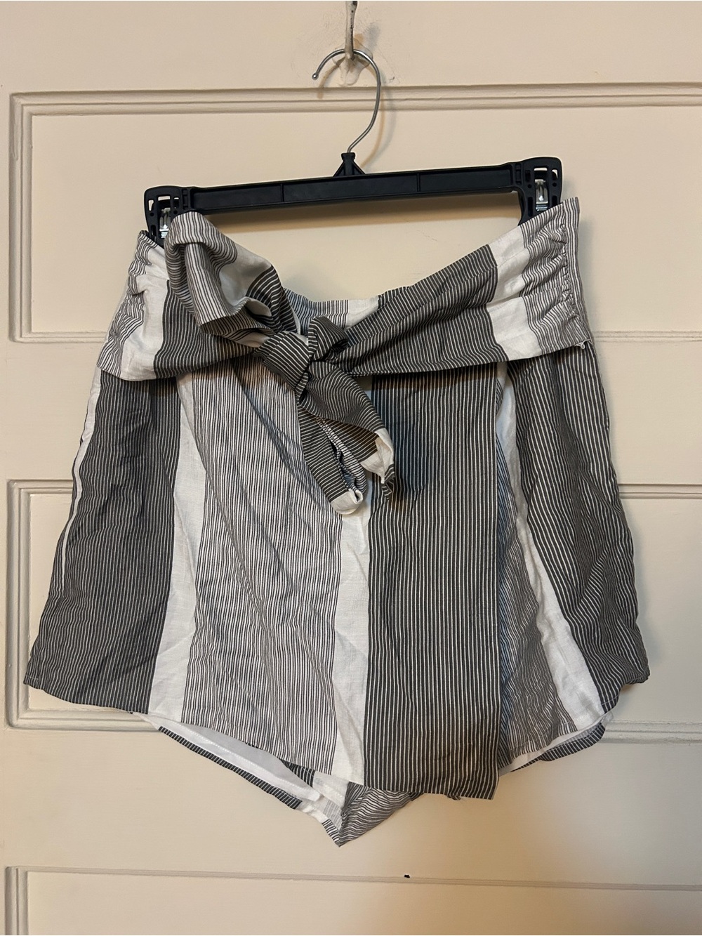 Striped Tie-Waist Women’s skort in Black & White
